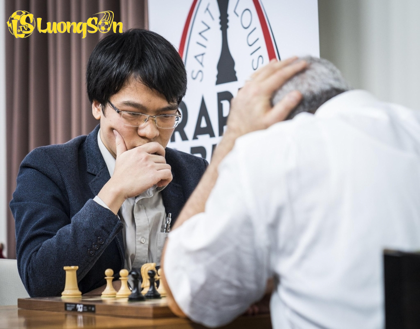 Kỳ thủ Lê Quang Liêm khiến làng cờ vua thế giới dậy sóng khi đánh bại huyền thoại Garry Kasparov của Nga tại giải Saint Louis 2017. (Ảnh: GCT)