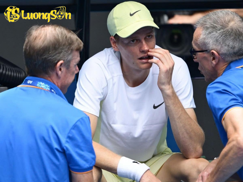 Jannik Sinner cần sự hỗ trợ y tế trong trận đấu vòng 4 Australian Open 2025 Jannik Sinner cần sự hỗ trợ y tế trong trận đấu vòng 4 Australian Open 2025