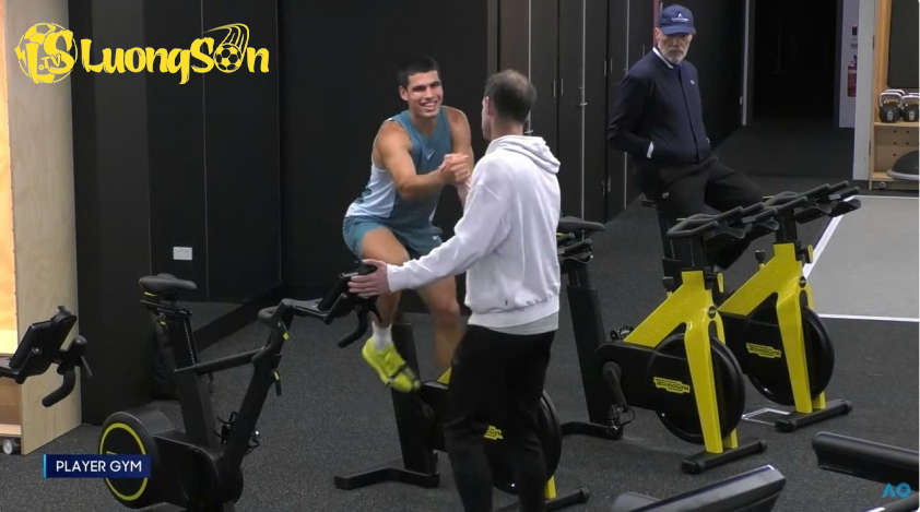 Andy Murray động viên Carlos Alcaraz sau thất bại tại tứ kết Australian Open 2025